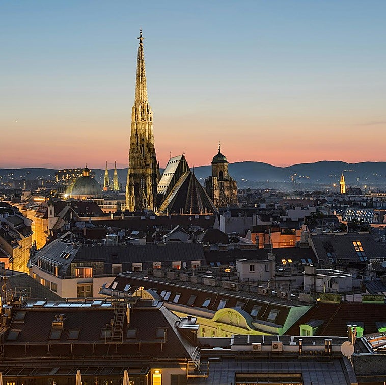 La ciudad europea perfecta para una escapada de Navidad: mercadillos, edificios imperiales y un hotel de lujo con historia